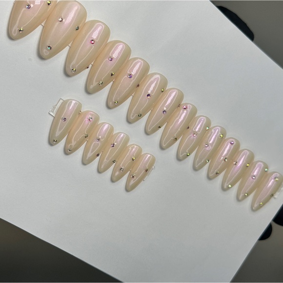 Cream Chrome dazzled short almond reusable press on nail - Picture 3 of 5